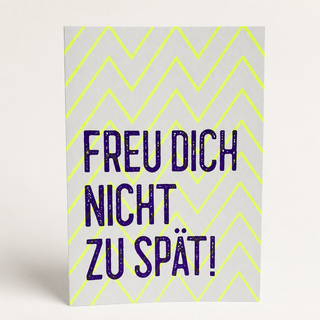 Handgedruckte Postkarte „Freu dich nicht zu spät" im Siebdruck, Lila und Gelb, Vorderseite, DIN A6, DIE SIEBEREI
