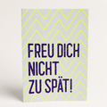 Handgedruckte Postkarte „Freu dich nicht zu spät" im Siebdruck, Lila und Gelb, Vorderseite, DIN A6, DIE SIEBEREI
