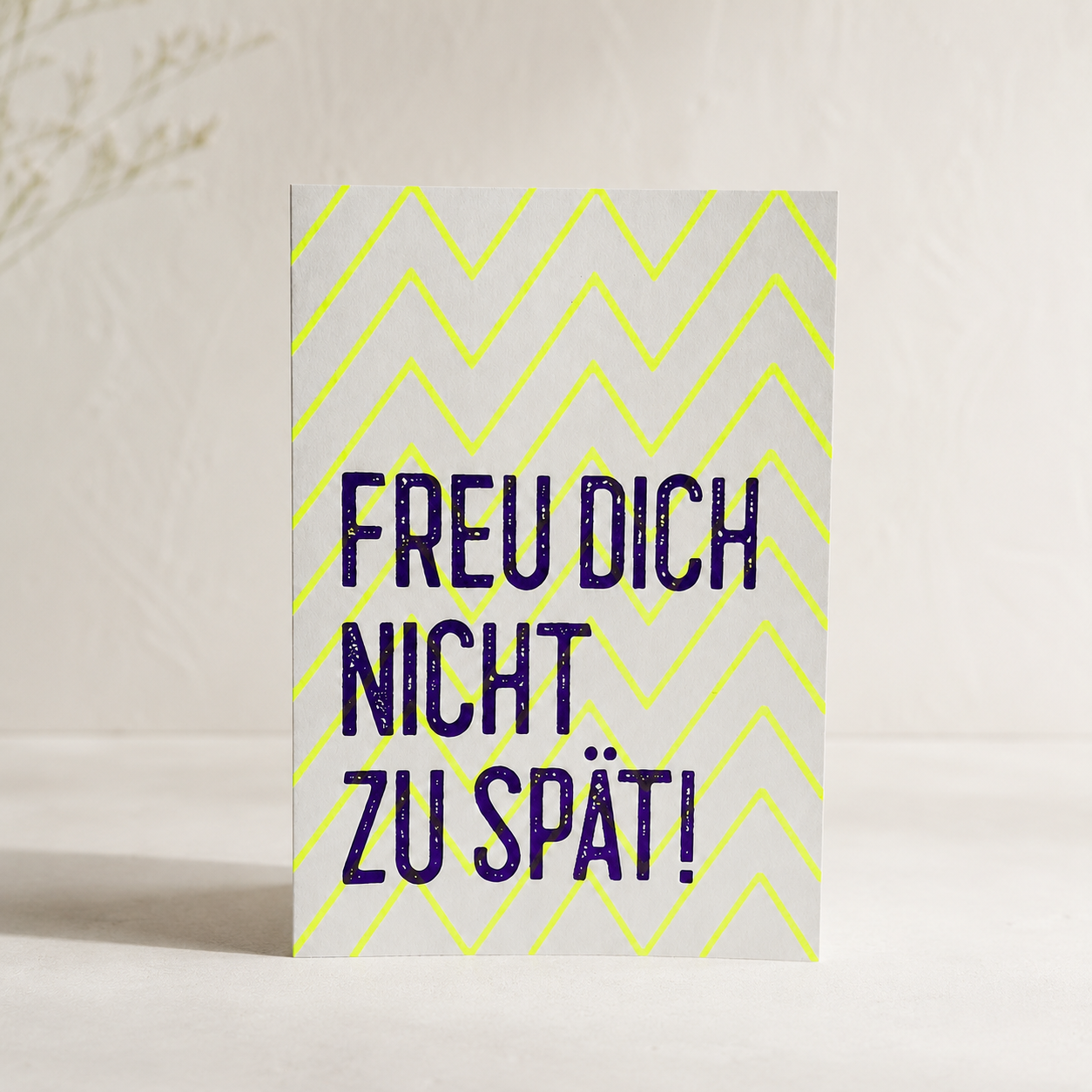 Postkarte „Freu dich nicht zu spät" von DIE SIEBEREI, Siebdruck in Neonfarben auf mattem Karton, Rückseite beschreibbar, DIN A6
