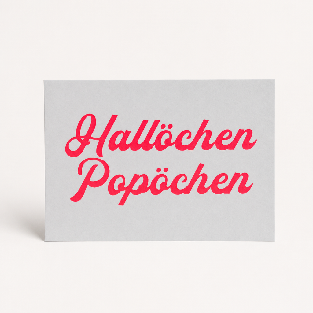 Handgedruckte Postkarte „Hallöchen Popöchen" im Siebdruck, Neonrot, Vorderseite mit Motiv, DIN A6, DIE SIEBEREI
