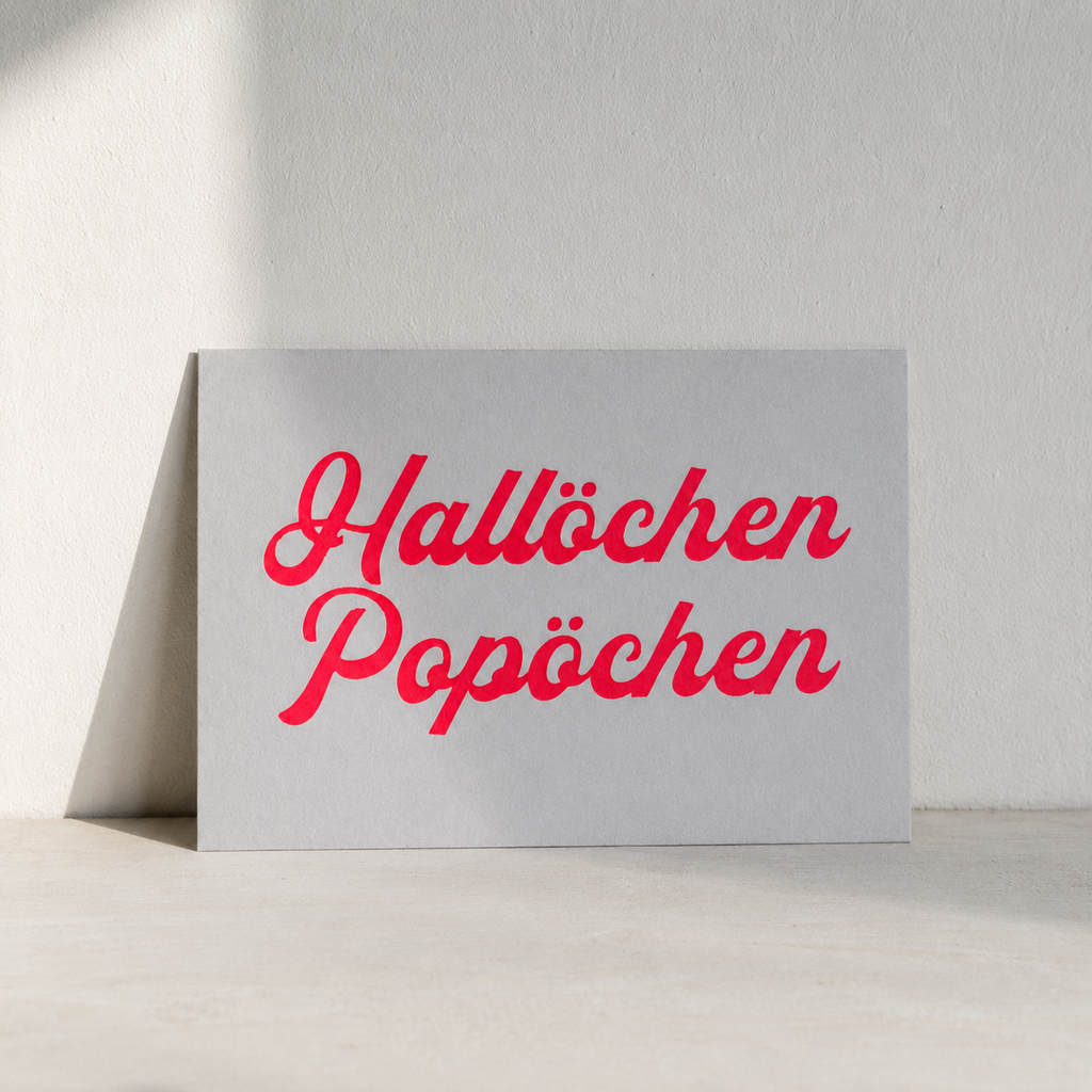 Postkarte „Hallöchen Popöchen" von DIE SIEBEREI, Siebdruck in Neonrot auf mattem Karton, Rückseite beschreibbar, DIN A6
