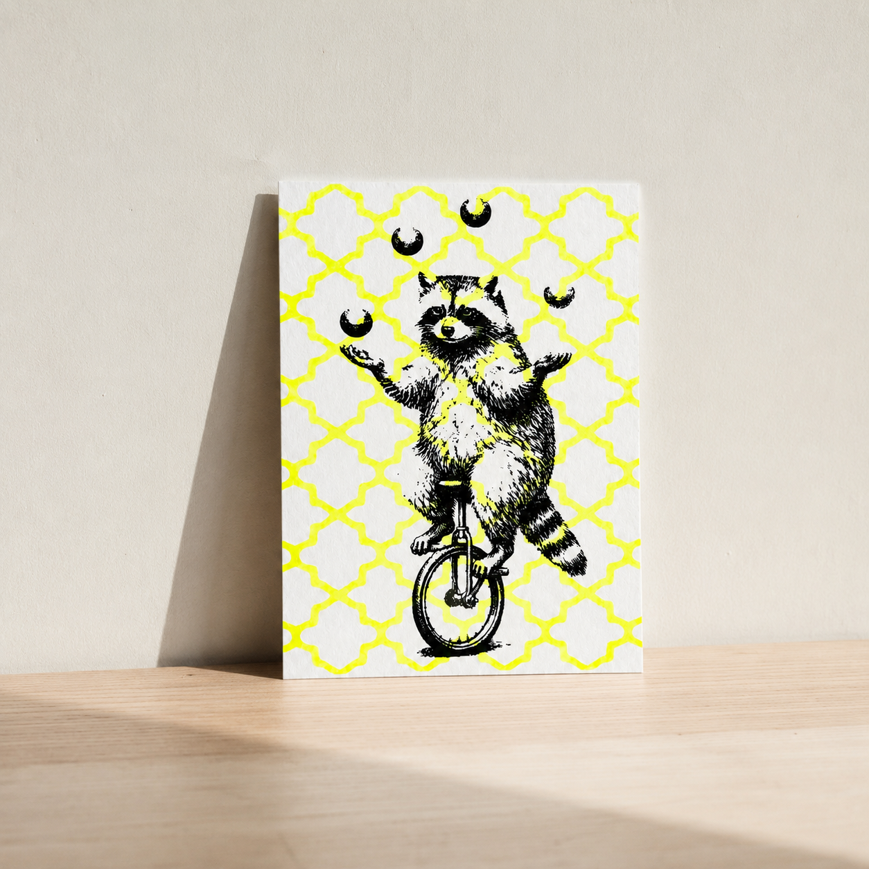 Postkarte Konrad mit Waschbär-Motiv, Siebdruck auf mattem Karton, Rückseite beschreibbar – DIE SIEBEREI
