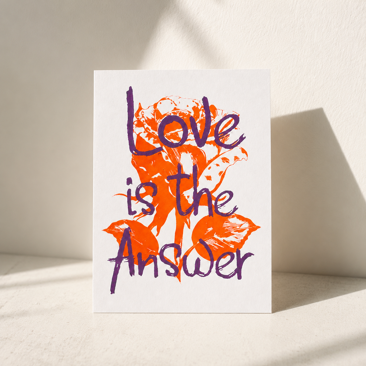 Postkarte „Love is the Answer" – Siebdruck in Neon-Orange, Detailansicht

