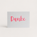 Handgedruckte Postkarte Danke – Schriftzug in Neonpink auf grauem Karton, Siebdruck – DIE SIEBEREI