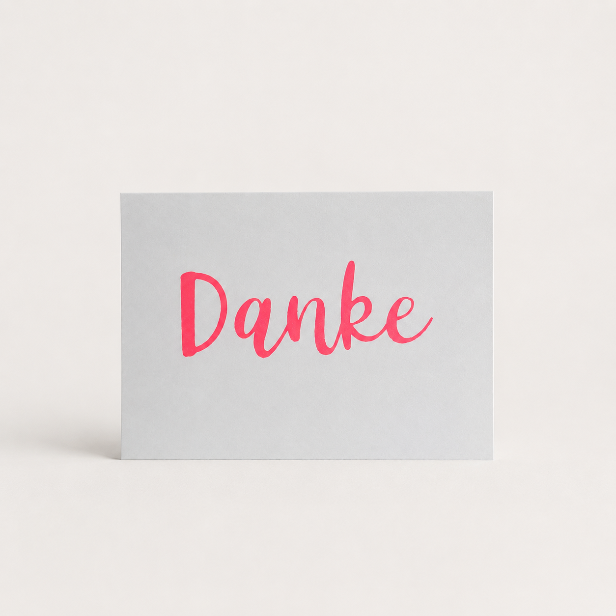 Handgedruckte Postkarte Danke – Schriftzug in Neonpink auf grauem Karton, Siebdruck – DIE SIEBEREI