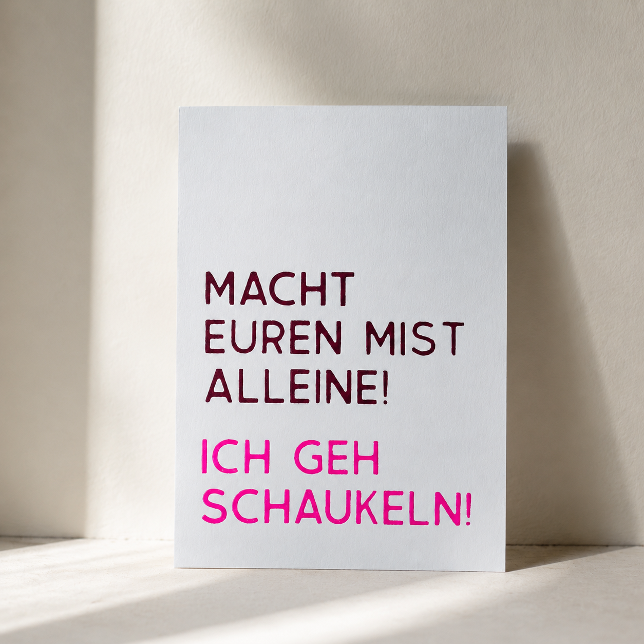 Postkarte „Ich geh schaukeln" von DIE SIEBEREI, Siebdruck in Lila und Pink auf mattem Karton, Rückseite beschreibbar, DIN A6
