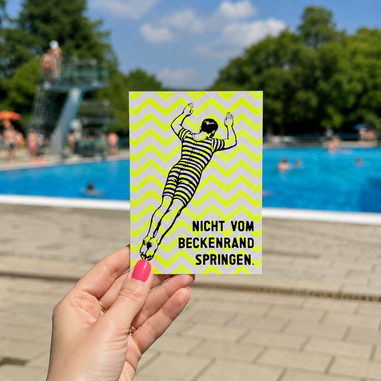 Postkarte Nicht vom Beckenrand springen, Rückseite beschreibbar, handgedruckt im Siebdruck, DIE SIEBEREI
